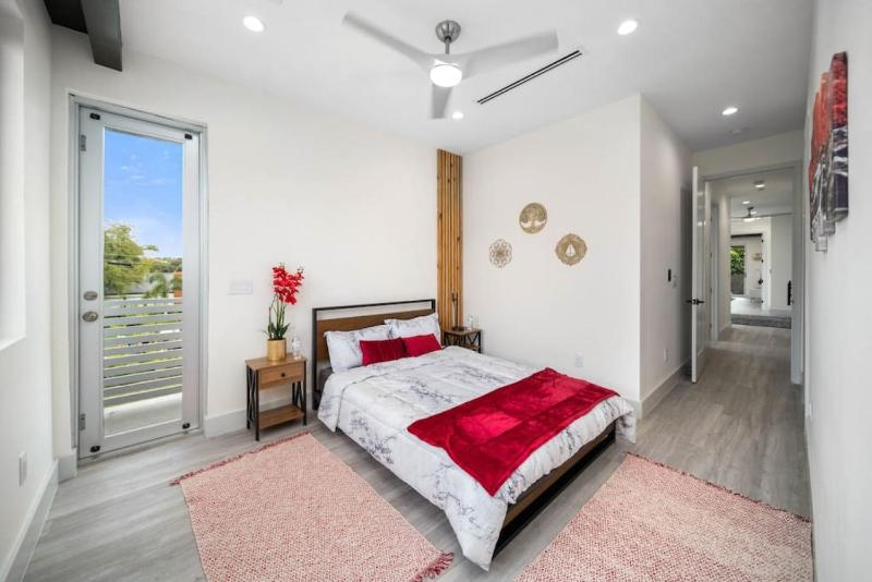 Luxury 3 4 Home in Las Olas with Pool and Hot Tub Near the Beach - image 22
