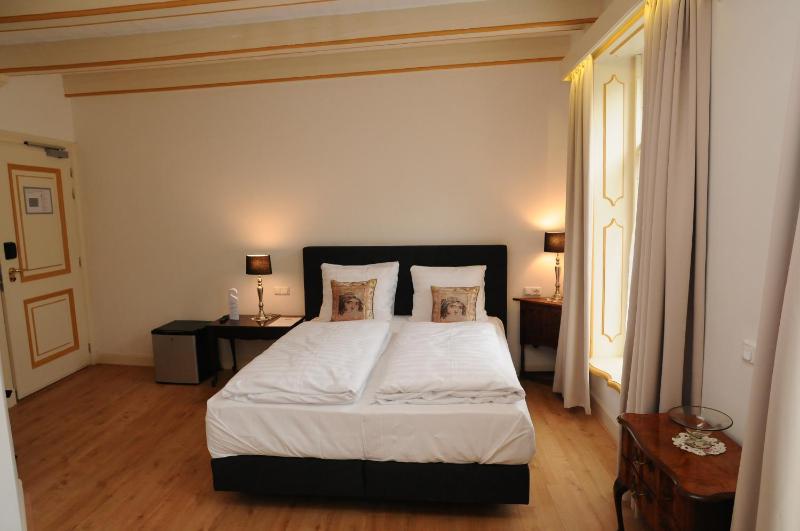 Double Room image 4
