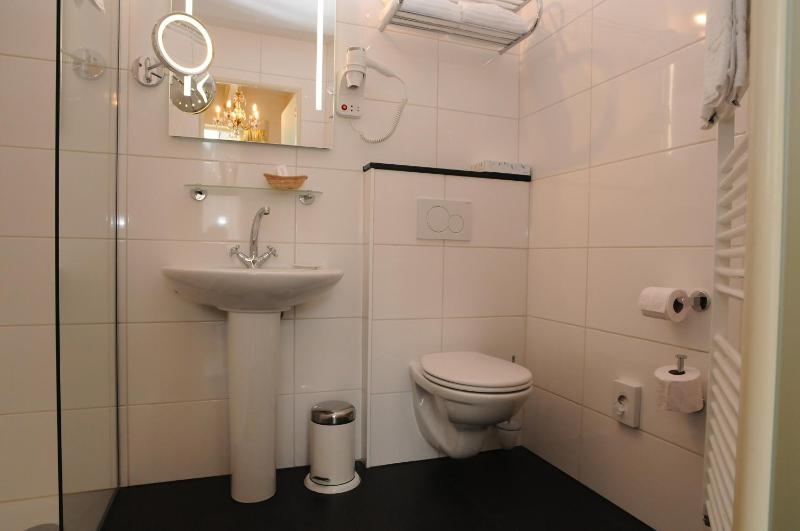 Double Room image 3