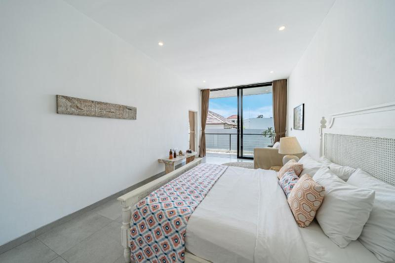 Villa Athalla - Elegant 3BR Near Berawa Beach! - image 8