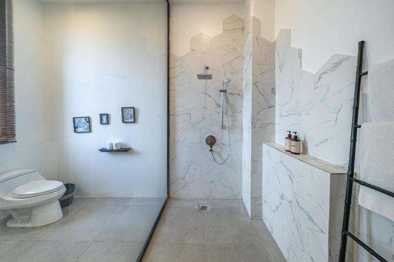 Villa Athalla - Elegant 3BR Near Berawa Beach! - image 16