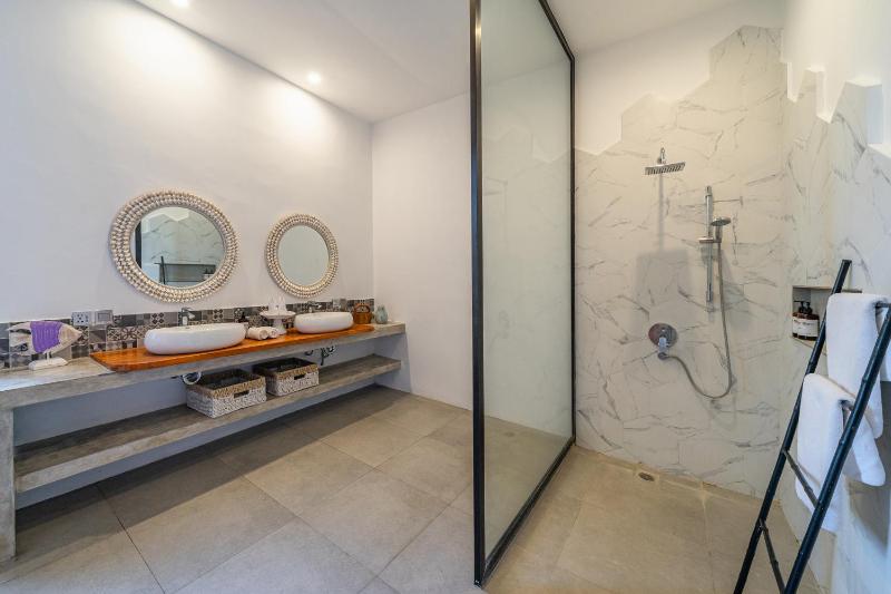 Villa Athalla - Elegant 3BR Near Berawa Beach! - image 18