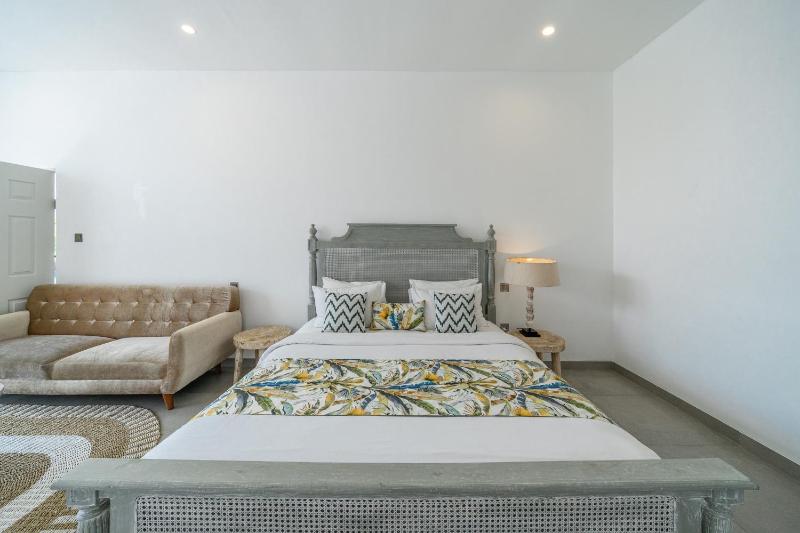 Villa Athalla - Elegant 3BR Near Berawa Beach! - image 28
