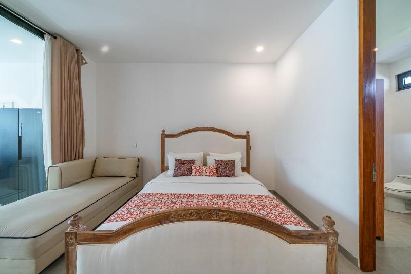Villa Athalla - Elegant 3BR Near Berawa Beach! - image 10