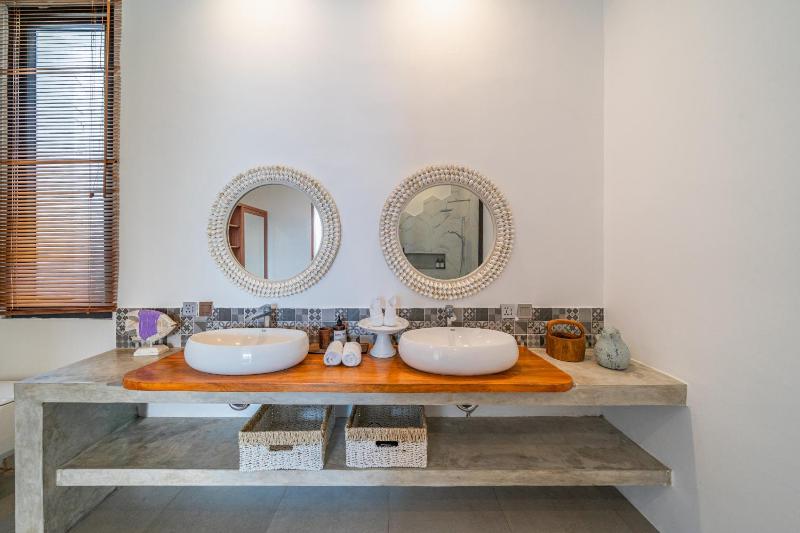 Villa Athalla - Elegant 3BR Near Berawa Beach! - image 13