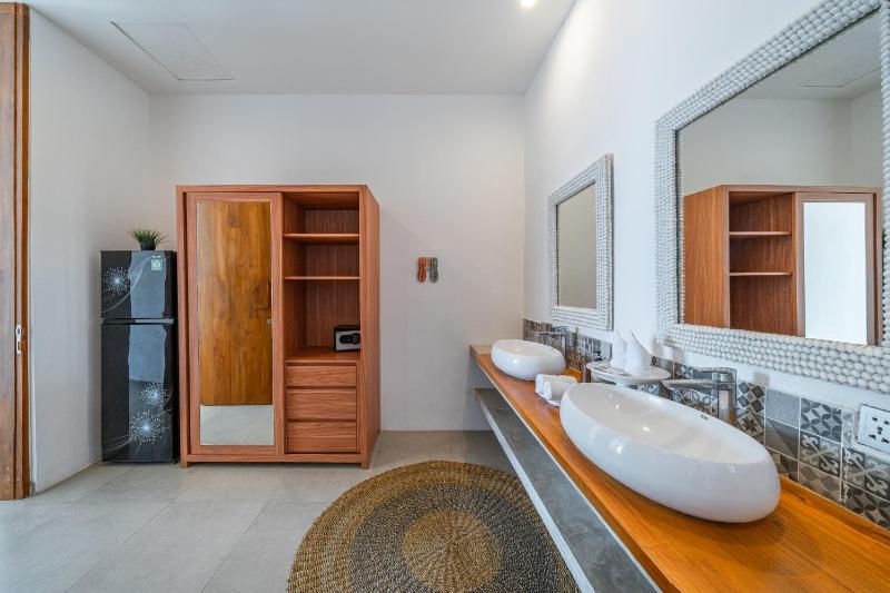 Villa Athalla - Elegant 3BR Near Berawa Beach! - image 4