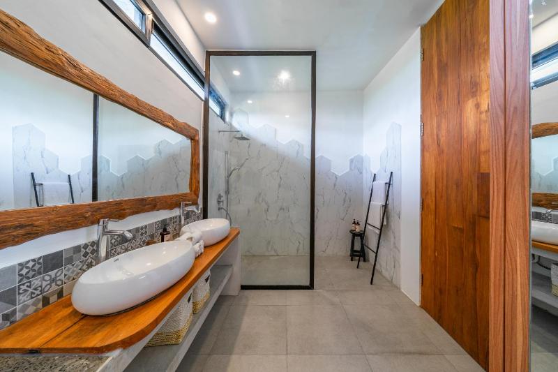 Villa Athalla - Elegant 3BR Near Berawa Beach! - image 33