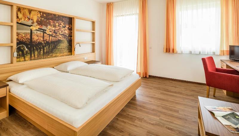 Superior Double Room with Balcony image 2