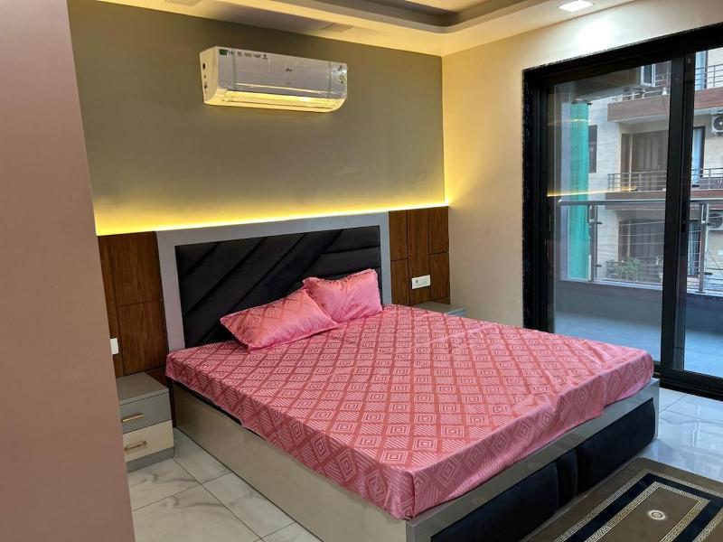 Stylish Luxury Apartment Modern & Prime Location - image 9