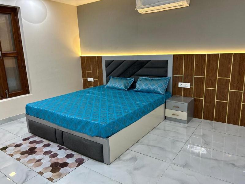 Stylish Luxury Apartment Modern & Prime Location - image 36