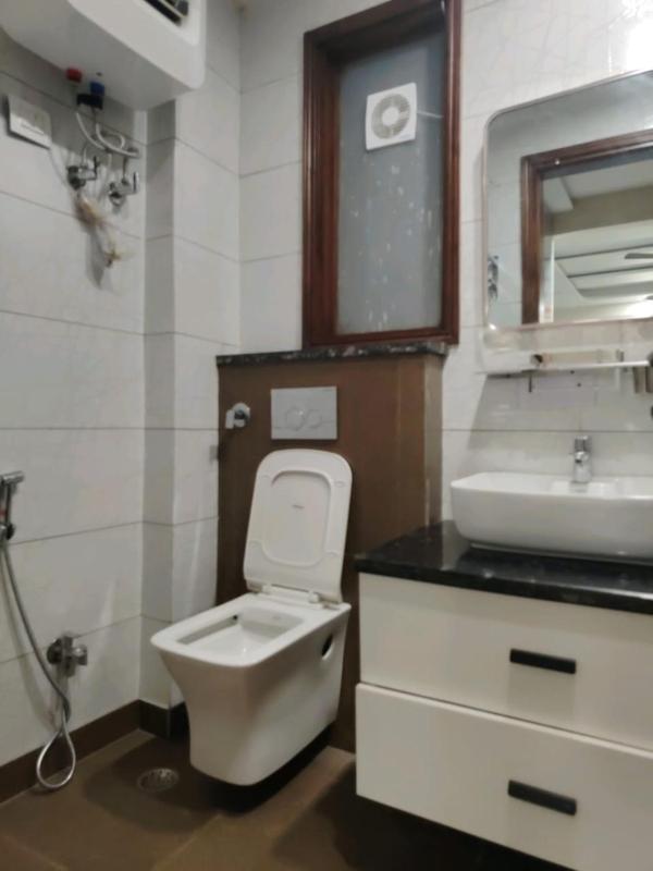 Stylish Luxury Apartment Modern & Prime Location - image 16