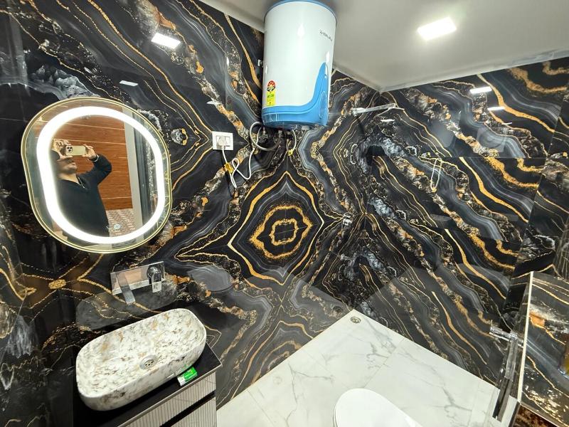 Stylish Luxury Apartment Modern & Prime Location - image 18
