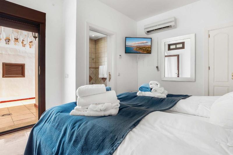 Sea View Villa of Angels 8BR Luxury Estate with Pool Jacuzzi & Terraces Ref 20 - image 16