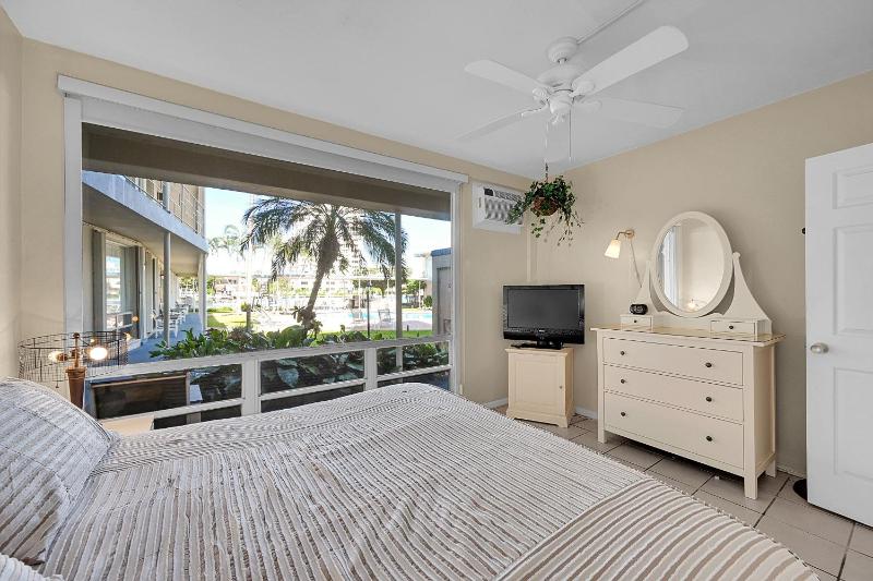 Holiday Isle Yacht Club - image 10
