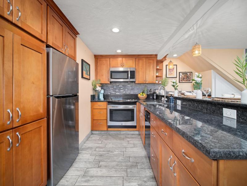 Top floor corner unit across from the ocean at Kahana Villas West Maui - image 50