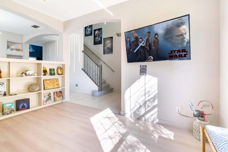 New Modern STAR WARS Villa Only 3 Miles 2 Disney w VR's - image 19