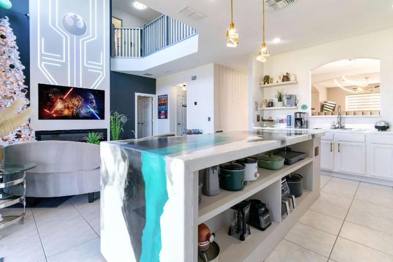 New Modern STAR WARS Villa Only 3 Miles 2 Disney w VR's - image 15