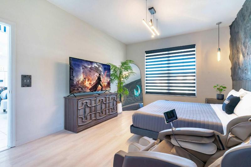 New Modern STAR WARS Villa Only 3 Miles 2 Disney w VR's - image 39