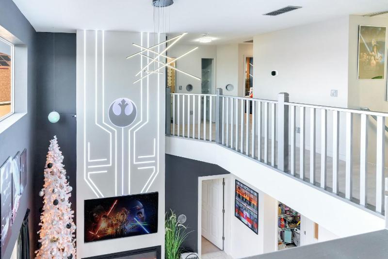 New Modern STAR WARS Villa Only 3 Miles 2 Disney w VR's - image 23