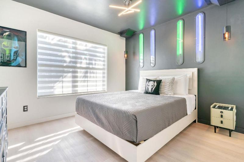 New Modern STAR WARS Villa Only 3 Miles 2 Disney w VR's - image 3