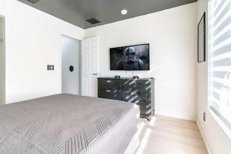 New Modern STAR WARS Villa Only 3 Miles 2 Disney w VR's - image 11