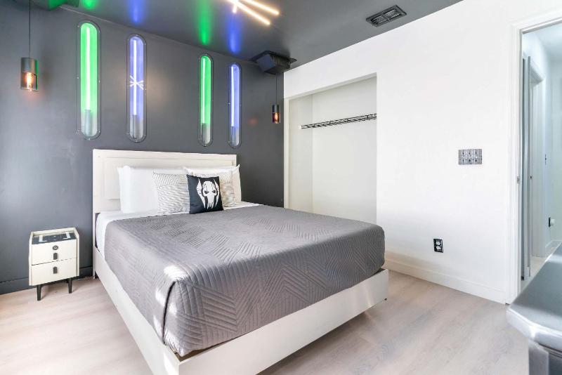 New Modern STAR WARS Villa Only 3 Miles 2 Disney w VR's - image 50