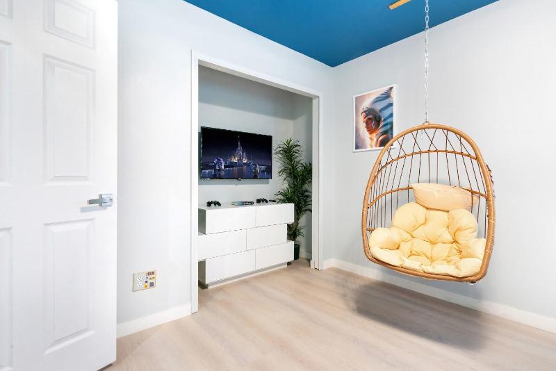 New Modern STAR WARS Villa Only 3 Miles 2 Disney w VR's - image 7