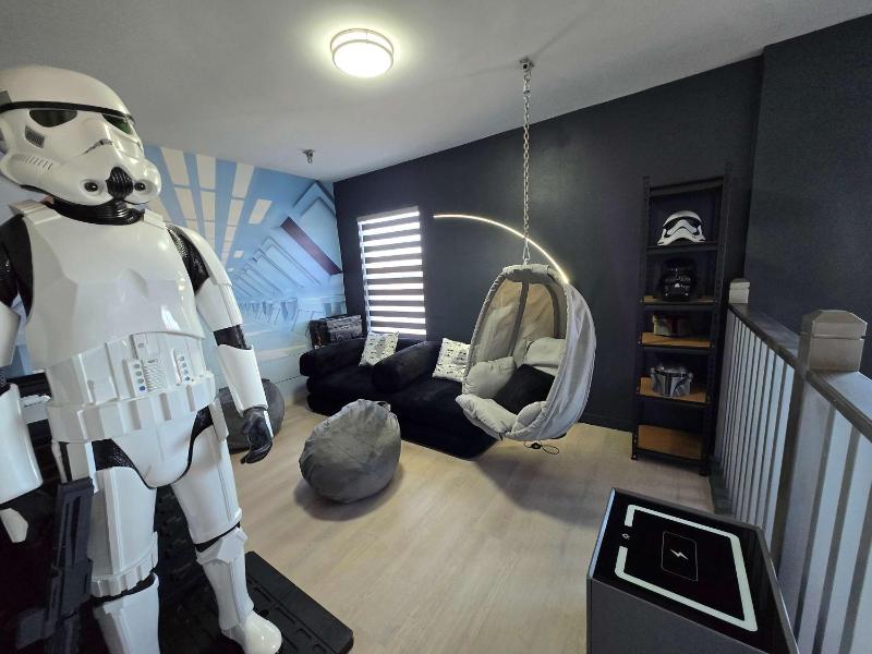 New Modern STAR WARS Villa Only 3 Miles 2 Disney w VR's - image 34