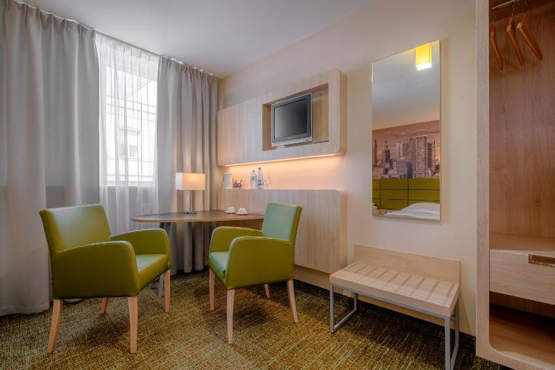 Premium Twin Room image 3