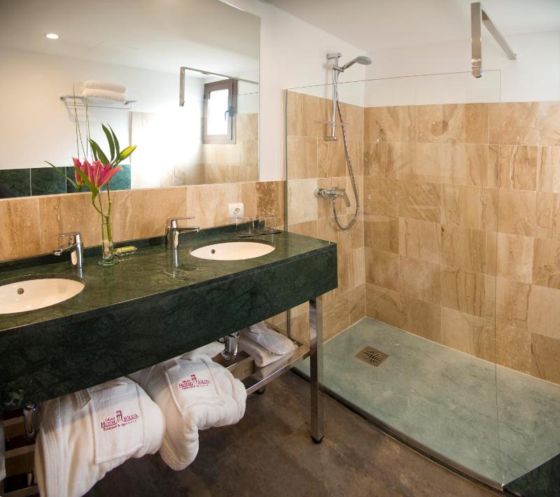Standard Double or Twin Room image 2