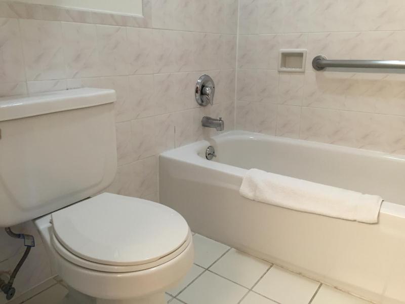Deluxe Queen Room with Two Queen Beds - Pet Friendly image 2