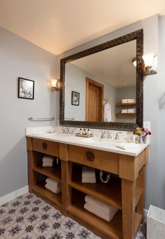 Standard King Room image 2