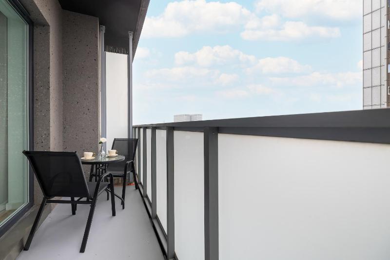 Eleganckie Apartamenty Zabrska z Parkingiem w Centrum Katowic Przy Rynku by Noclegi Renters - image 5