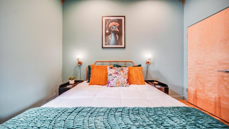 Modern Condo in the Vibrant NuLu District - image 9