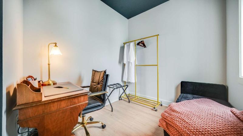 Modern Condo in the Vibrant NuLu District - image 8