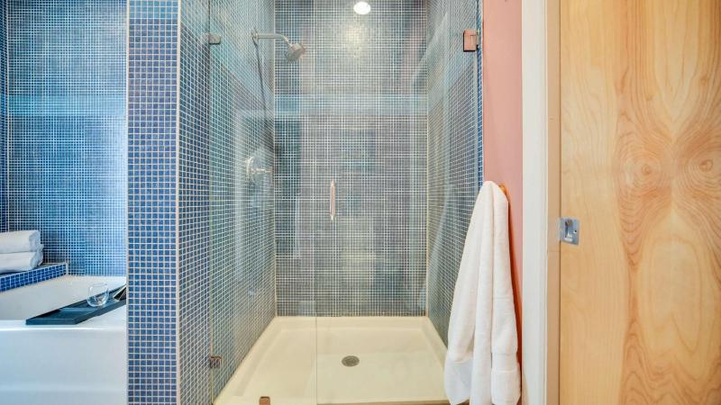 Modern Condo in the Vibrant NuLu District - image 39