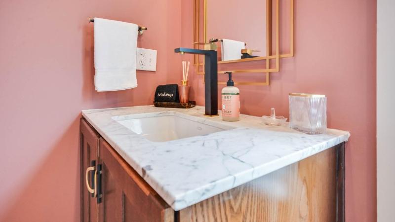 Modern Condo in the Vibrant NuLu District - image 7