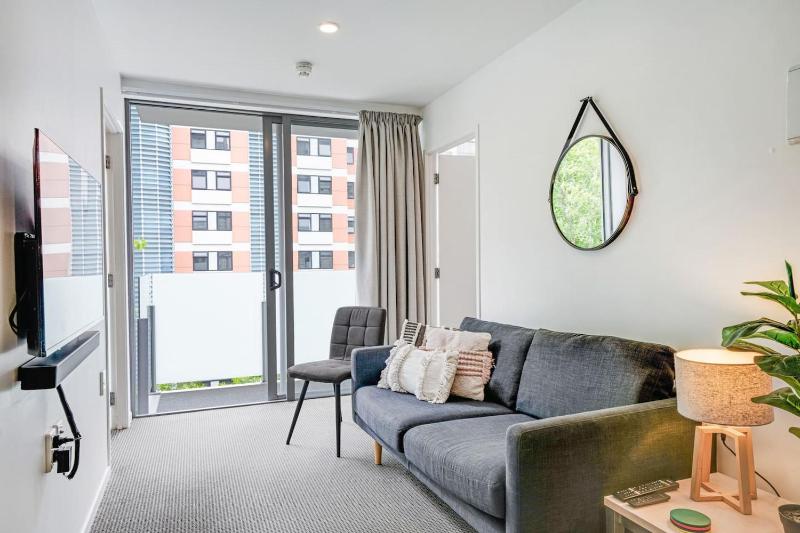 Modern Cityscape Abode with Balcony near Queen St - image 9
