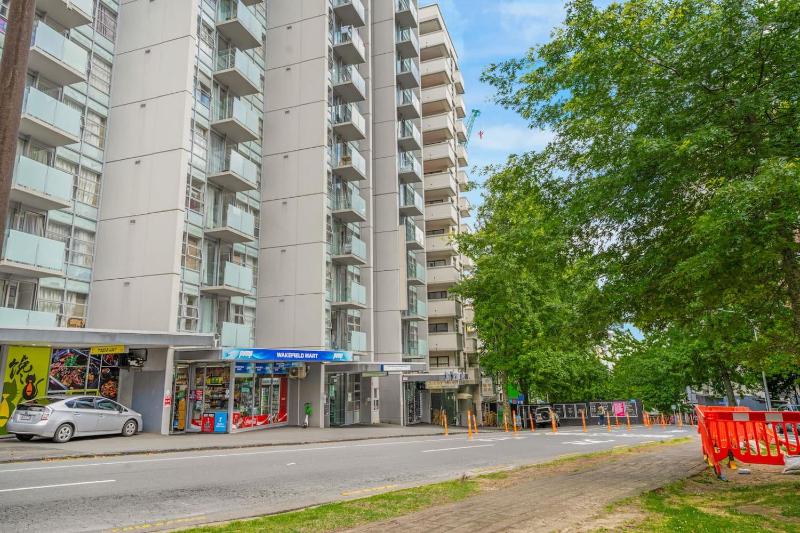 Modern Cityscape Abode with Balcony near Queen St - image 16
