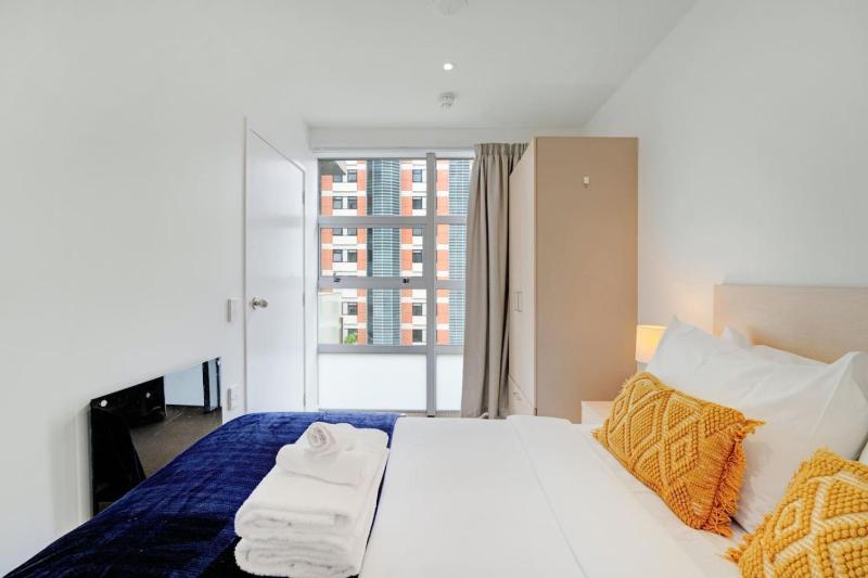 Modern Cityscape Abode with Balcony near Queen St - image 12