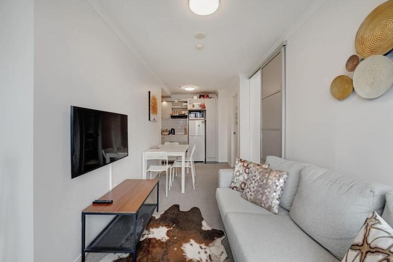 Cityscape Abode near Hospital and Queen St - image 8