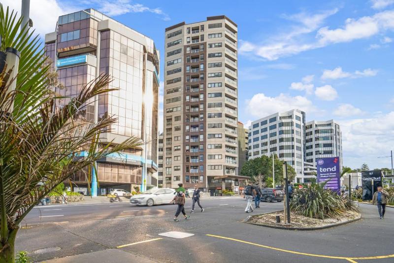 Cityscape Abode near Hospital and Queen St - image 11