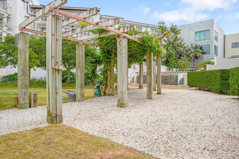 Premium Viaduct Waterfront Abode - Pool - Parking - image 6