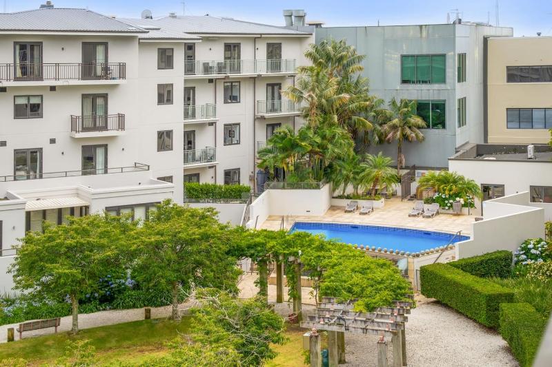 Premium Viaduct Waterfront Abode - Pool - Parking - image 15