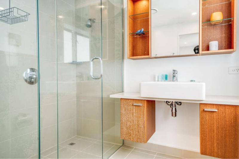 Premium Viaduct Waterfront Abode - Pool - Parking - image 3