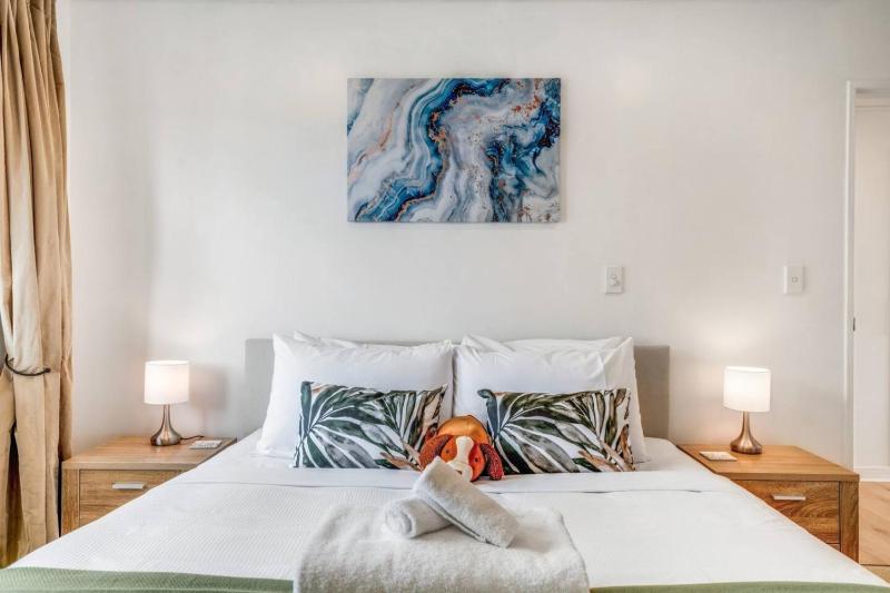 Premium Viaduct Waterfront Abode - Pool - Parking - image 14
