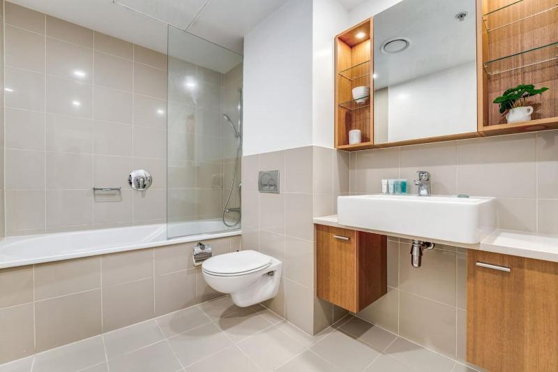 Premium Viaduct Waterfront Abode - Pool - Parking - image 11