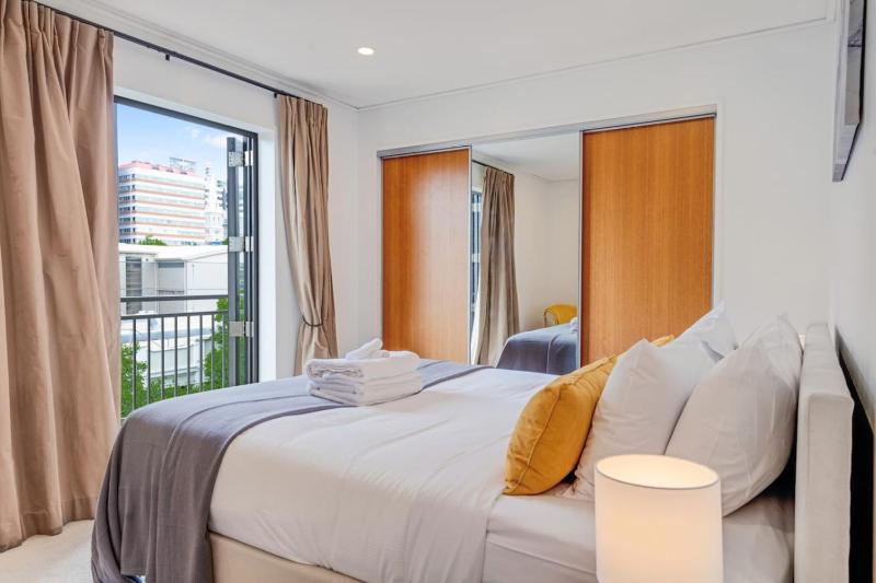 Premium Viaduct Waterfront Abode - Pool - Parking - image 10