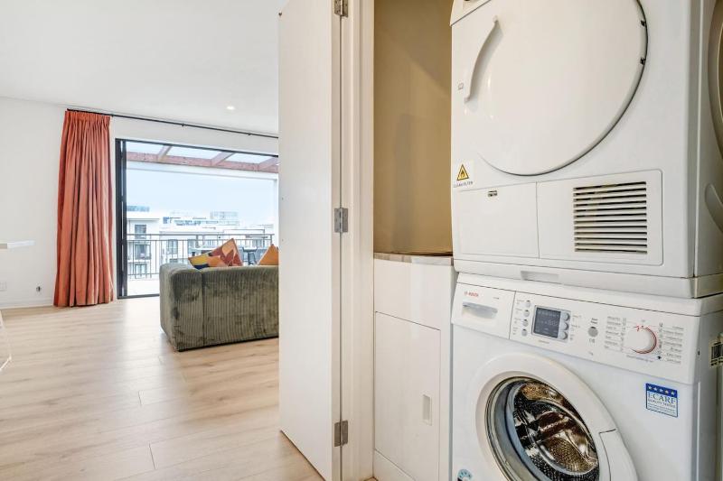 Premium Viaduct Waterfront Abode - Pool - Parking - image 16