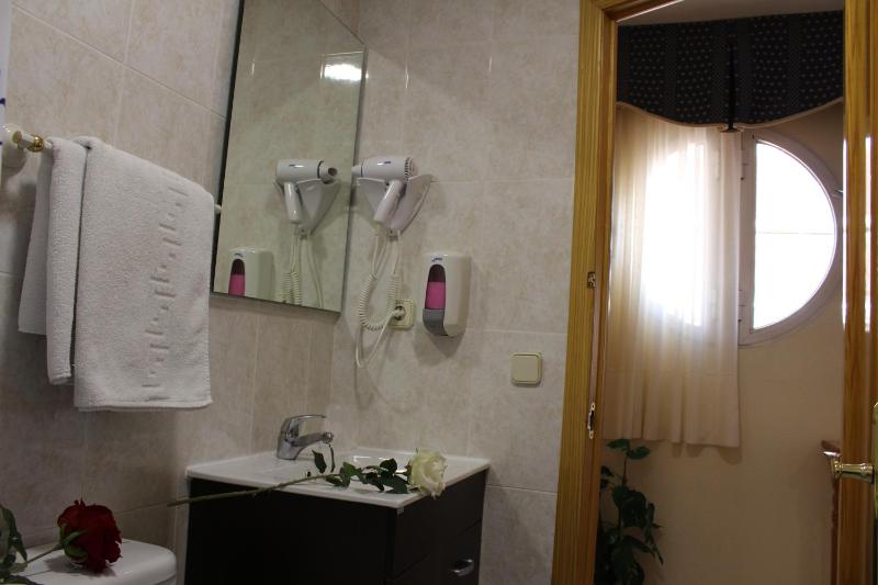 Twin Room image 4
